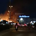Paura sul lungomare: si scatena incendio nella pineta. A rischio case e auto - Corriere Salentino
