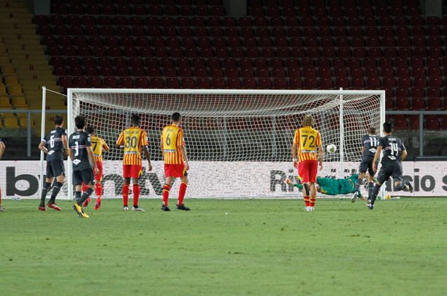 I giallorossi perdono anche nello scontro salvezza, Lecce-Sampdoria 1-2. Arbitraggio discutibile - Corriere Salentino