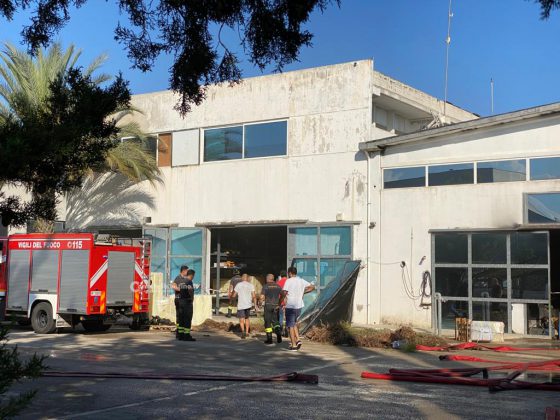 Fulmine si abbatte su capannone di un’azienda nella zona industriale e divampa il rogo: danni ingenti - Corriere Salentino