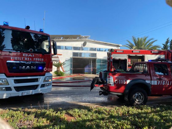 Fulmine si abbatte su capannone di un’azienda nella zona industriale e divampa il rogo: danni ingenti - Corriere Salentino