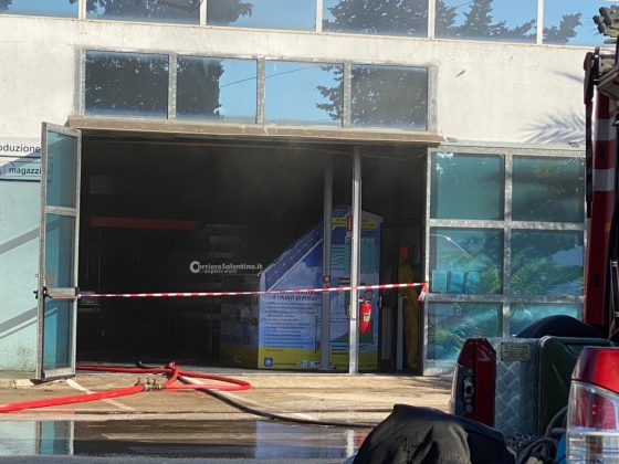 Fulmine si abbatte su capannone di un’azienda nella zona industriale e divampa il rogo: danni ingenti - Corriere Salentino