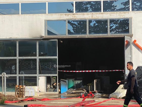 Fulmine si abbatte su capannone di un’azienda nella zona industriale e divampa il rogo: danni ingenti - Corriere Salentino