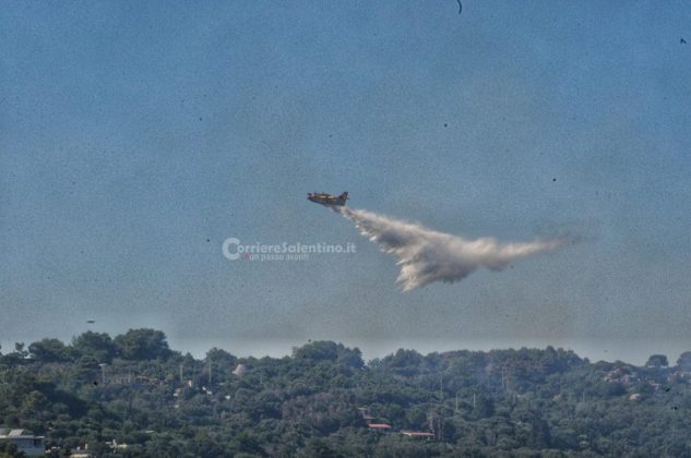 Inferno di fuoco nel Basso Salento: evacuate case invase dal fumo. Canadair in azione - Corriere Salentino