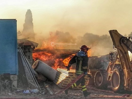 Inferno di fuoco nell'azienda agricola: fiamme minacciano casa e animali. Distrutti mezzi agricoli - Corriere Salentino