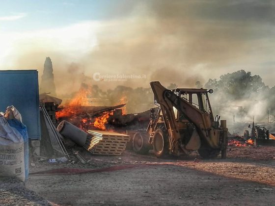 Inferno di fuoco nell'azienda agricola: fiamme minacciano casa e animali. Distrutti mezzi agricoli - Corriere Salentino