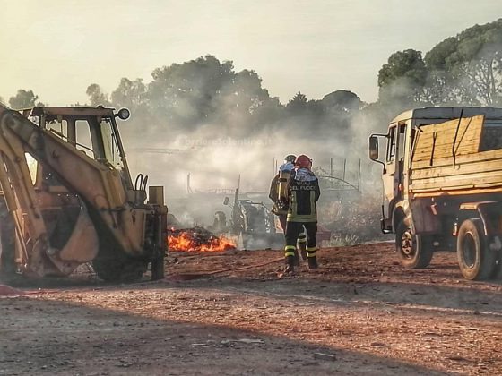 Inferno di fuoco nell'azienda agricola: fiamme minacciano casa e animali. Distrutti mezzi agricoli - Corriere Salentino
