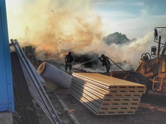 Inferno di fuoco nell'azienda agricola: fiamme minacciano casa e animali. Distrutti mezzi agricoli - Corriere Salentino