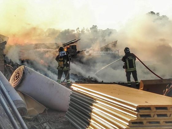 Inferno di fuoco nell'azienda agricola: fiamme minacciano casa e animali. Distrutti mezzi agricoli - Corriere Salentino