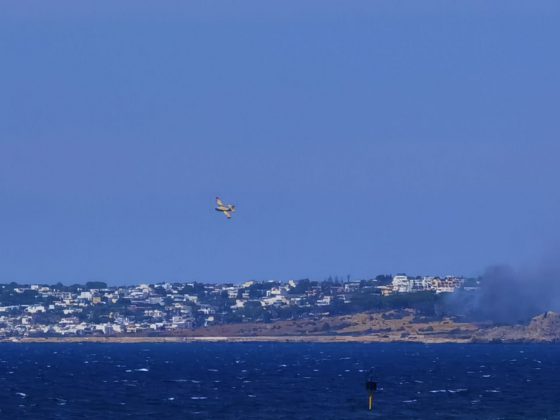 Forti raffiche di vento ed il fuoco si estende: vasto incendio minaccia case. Intervengono canadair - Corriere Salentino