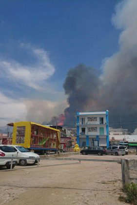 Forti raffiche di vento ed il fuoco si estende: vasto incendio minaccia case. Intervengono canadair - Corriere Salentino