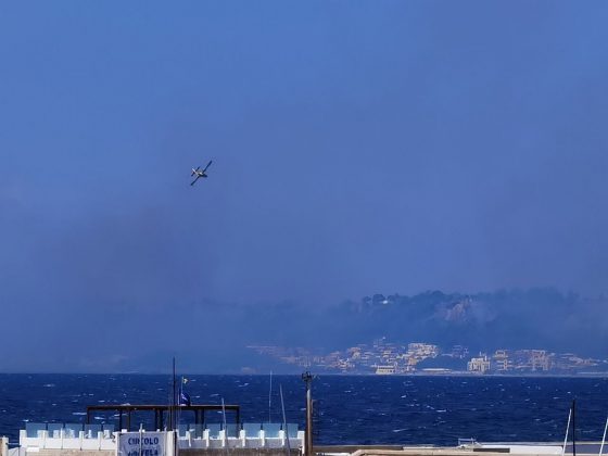 Forti raffiche di vento ed il fuoco si estende: vasto incendio minaccia case. Intervengono canadair - Corriere Salentino