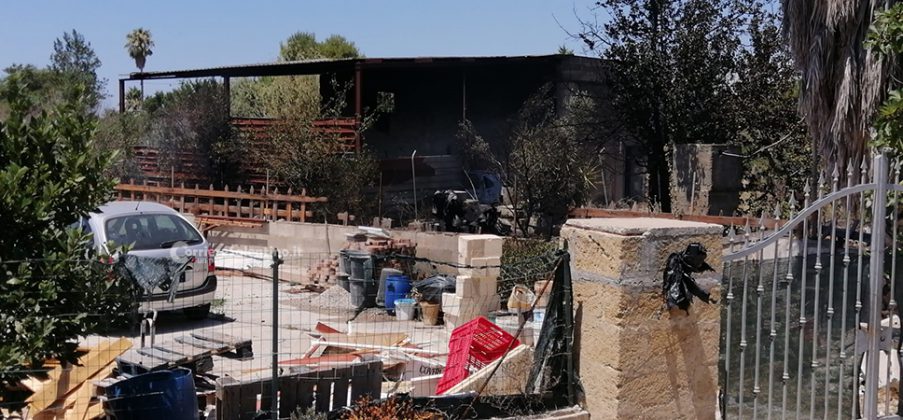Fiamme nelle campagne: incendio danneggia deposito e minaccia le case vicine - Corriere Salentino