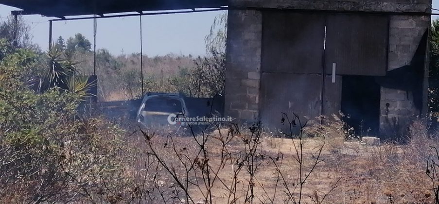 Fiamme nelle campagne: incendio danneggia deposito e minaccia le case vicine - Corriere Salentino