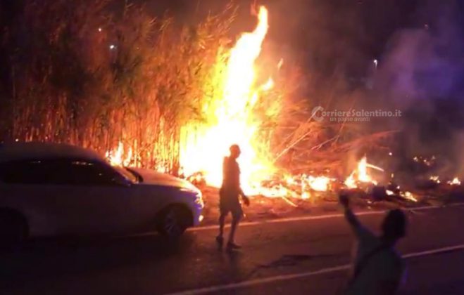 Divampa rogo alla Montagna Spaccata, il fuoco sfiora le auto parcheggiate sulla provinciale - Corriere Salentino