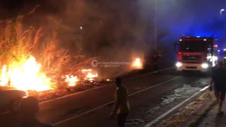 Divampa rogo alla Montagna Spaccata, il fuoco sfiora le auto parcheggiate sulla provinciale - Corriere Salentino