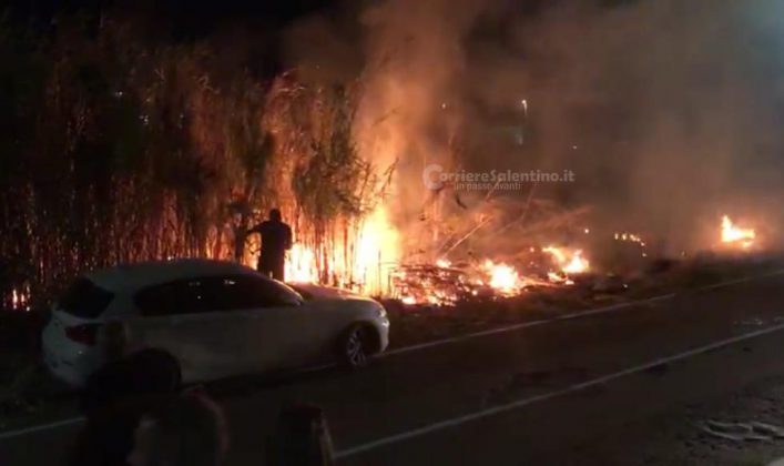 Divampa rogo alla Montagna Spaccata, il fuoco sfiora le auto parcheggiate sulla provinciale - Corriere Salentino