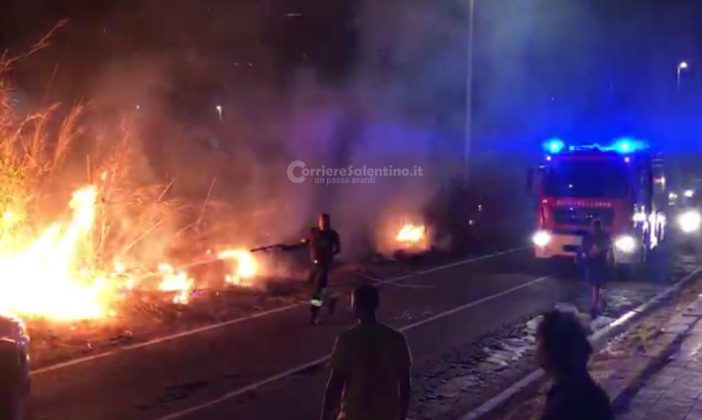 Divampa rogo alla Montagna Spaccata, il fuoco sfiora le auto parcheggiate sulla provinciale - Corriere Salentino