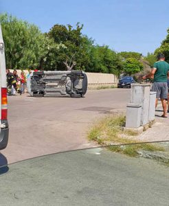 Schianto all'incrocio, auto si ribalta sul fianco. Si riaccende la protesta dei residenti della zona - Corriere Salentino