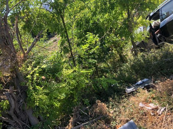 Tamponamento sulla statale: due auto sfondano il guardrail e volano nel terrapieno - Corriere Salentino