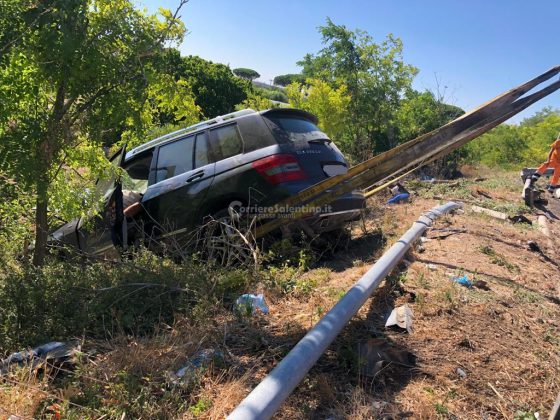 Tamponamento sulla statale: due auto sfondano il guardrail e volano nel terrapieno - Corriere Salentino