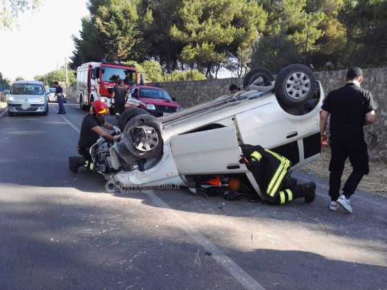 Schianto sulla via per il mare: donna al volante perde il controllo dell'auto, centra un muro e si ribalta - Corriere Salentino