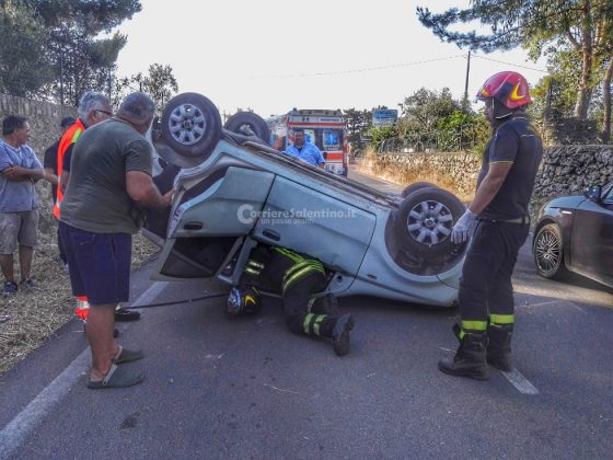 Schianto sulla via per il mare: donna al volante perde il controllo dell'auto, centra un muro e si ribalta - Corriere Salentino