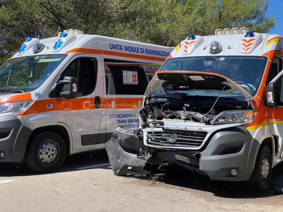 Tremendo schianto tra auto e ambulanza, quattro feriti: operatrice sanitaria al Fazzi con codice rosso - Corriere Salentino