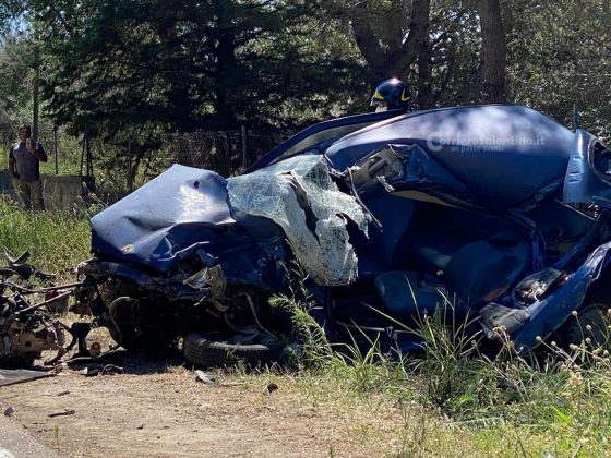 Tremendo schianto tra auto e ambulanza, quattro feriti: operatrice sanitaria al Fazzi con codice rosso - Corriere Salentino