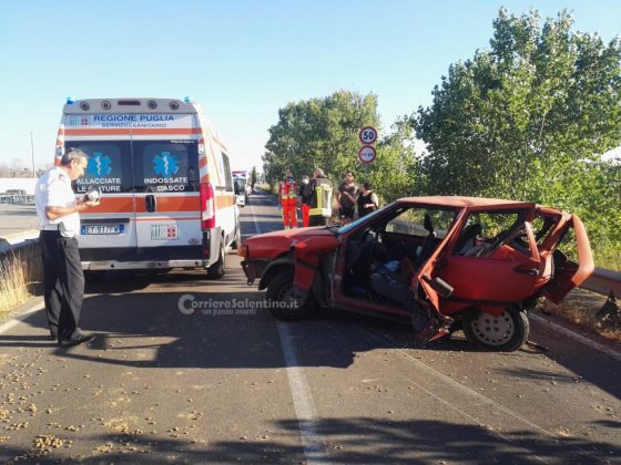 Violento tamponamento sulla provinciale: 61enne incastrato nelle lamiere accartocciate - Corriere Salentino