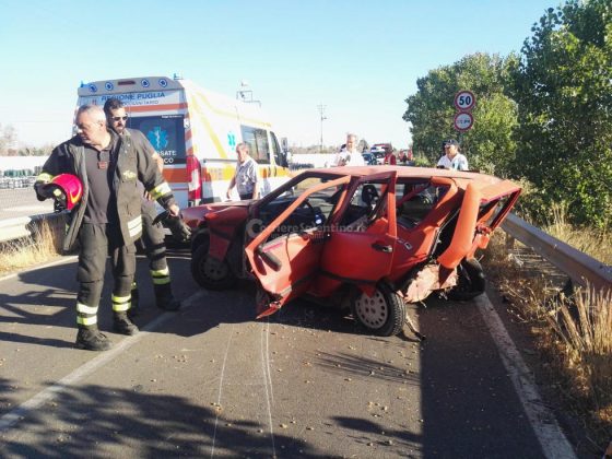 Violento tamponamento sulla provinciale: 61enne incastrato nelle lamiere accartocciate - Corriere Salentino