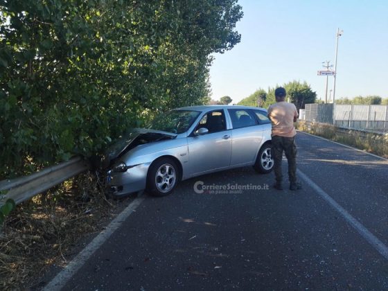 Violento tamponamento sulla provinciale: 61enne incastrato nelle lamiere accartocciate - Corriere Salentino