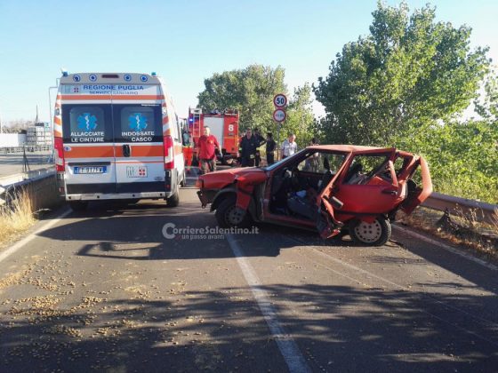 Violento tamponamento sulla provinciale: 61enne incastrato nelle lamiere accartocciate - Corriere Salentino