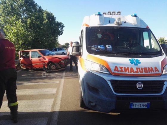 Violento tamponamento sulla provinciale: 61enne incastrato nelle lamiere accartocciate - Corriere Salentino