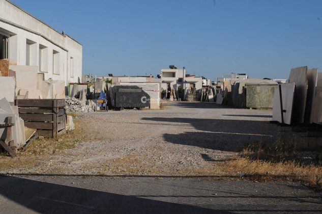 Travolto da tre lastre di marmo, rimane incastrato: corsa al "Fazzi" in codice rosso - Corriere Salentino