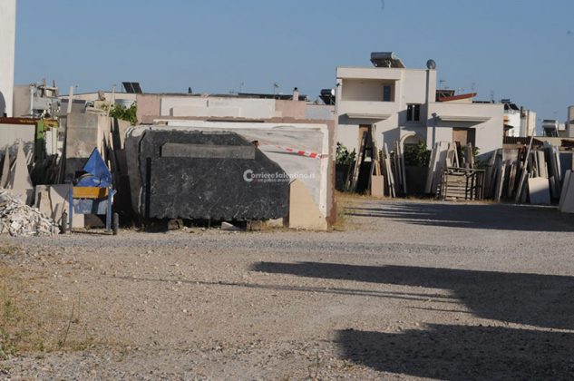 Travolto da tre lastre di marmo, rimane incastrato: corsa al "Fazzi" in codice rosso - Corriere Salentino