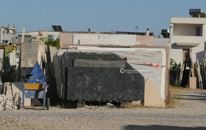 Travolto da tre lastre di marmo, rimane incastrato: corsa al "Fazzi" in codice rosso - Corriere Salentino