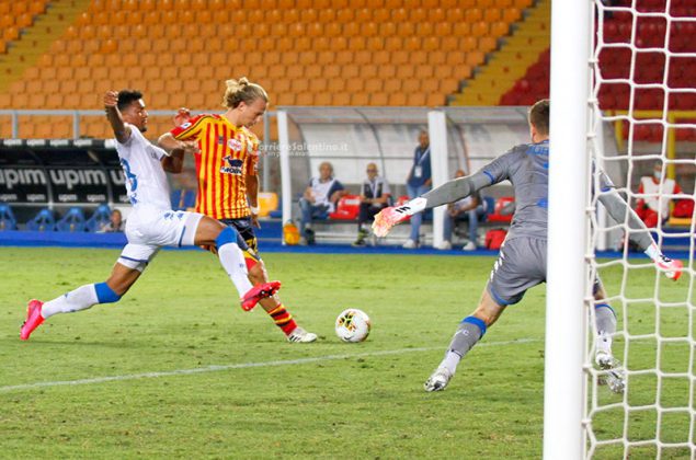 Vince il Lecce ma anche il Genoa, si complica per la salvezza - Corriere Salentino