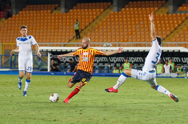 Vince il Lecce ma anche il Genoa, si complica per la salvezza - Corriere Salentino