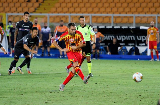 I giallorossi perdono anche nello scontro salvezza, Lecce-Sampdoria 1-2. Arbitraggio discutibile - Corriere Salentino