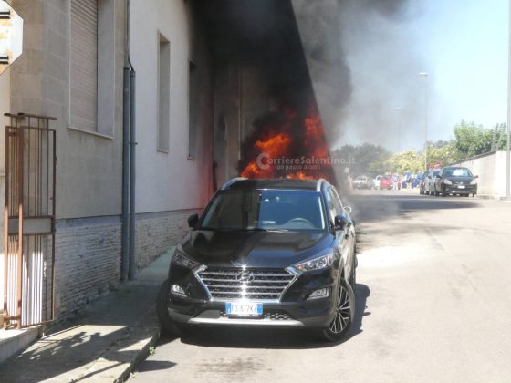 Continuano i roghi in tutto il Salento: alle fiamme quattro vetture ed un deposito dismesso - Corriere Salentino