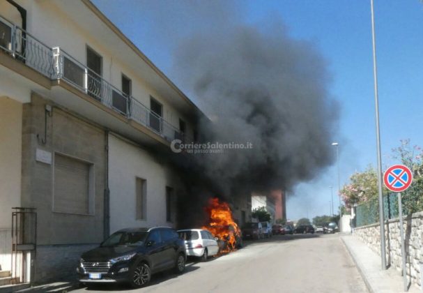 Continuano i roghi in tutto il Salento: alle fiamme quattro vetture ed un deposito dismesso - Corriere Salentino
