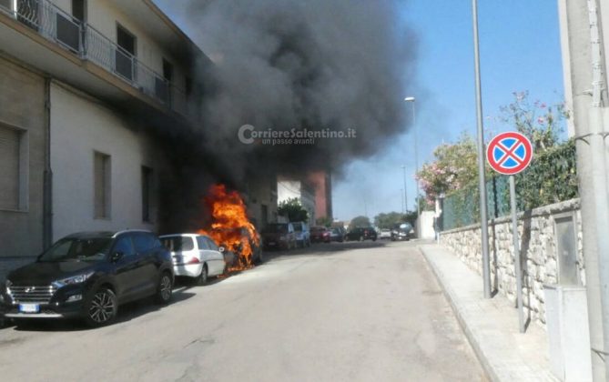 Continuano i roghi in tutto il Salento: alle fiamme quattro vetture ed un deposito dismesso - Corriere Salentino