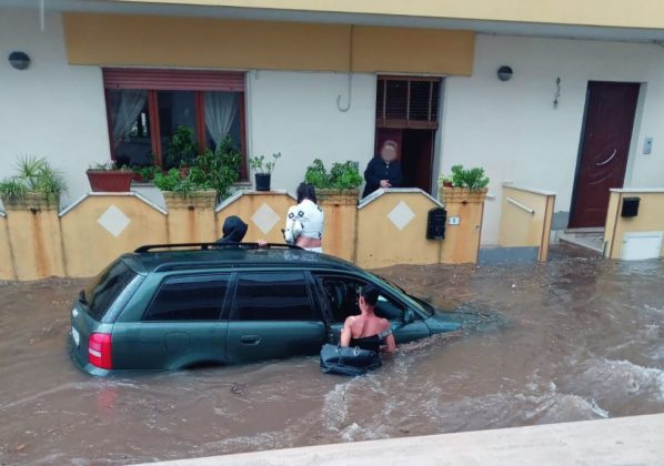 Il maltempo si abbatte sul basso Salento, strade come fiumi: soccorsi tre automobilisti bloccati in auto - Corriere Salentino