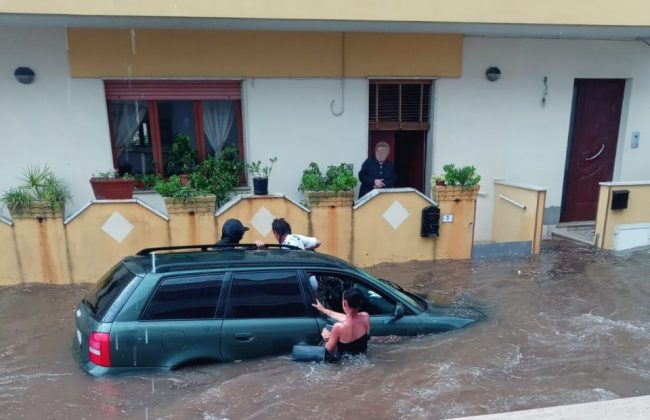Il maltempo si abbatte sul basso Salento, strade come fiumi: soccorsi tre automobilisti bloccati in auto - Corriere Salentino