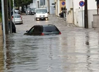 Il maltempo si abbatte sul basso Salento, strade come fiumi: soccorsi tre automobilisti bloccati in auto
