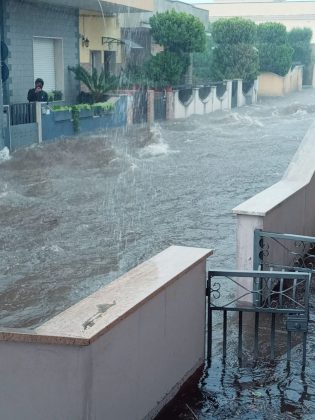 Il maltempo si abbatte sul basso Salento, strade come fiumi: soccorsi tre automobilisti bloccati in auto - Corriere Salentino