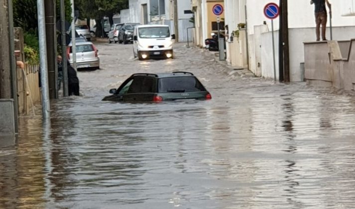 Il maltempo si abbatte sul basso Salento, strade come fiumi: soccorsi tre automobilisti bloccati in auto - Corriere Salentino
