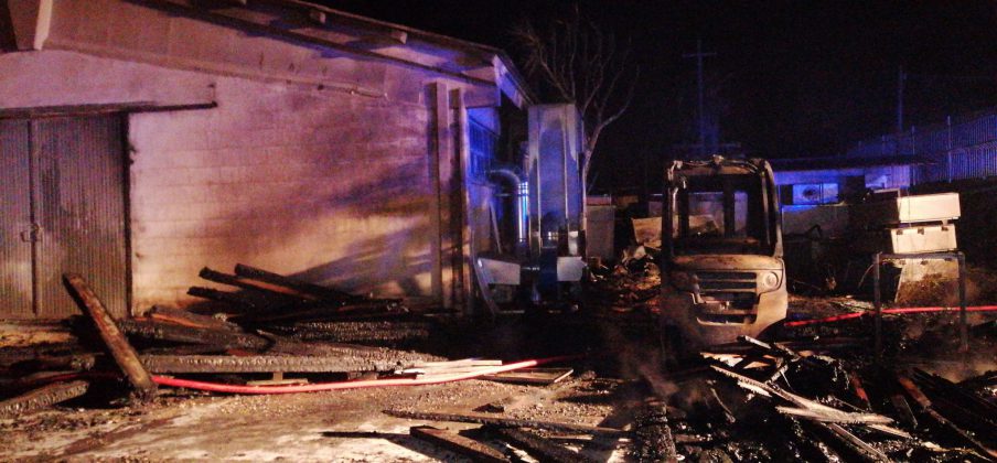 Rogo divampa nell'azienda di arredamento, danni per 20mila euro: non si esclude l'atto doloso - Corriere Salentino