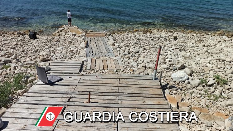 Spiaggia libera occupata con ombrelloni e lettini, pedana abusiva: scattano sequestri e denunce - Corriere Salentino