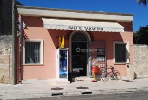 Irrompe armato in tabaccheria e rassicura la vittima: "Stai tranquilla". Poi fugge con 800 euro - Corriere Salentino